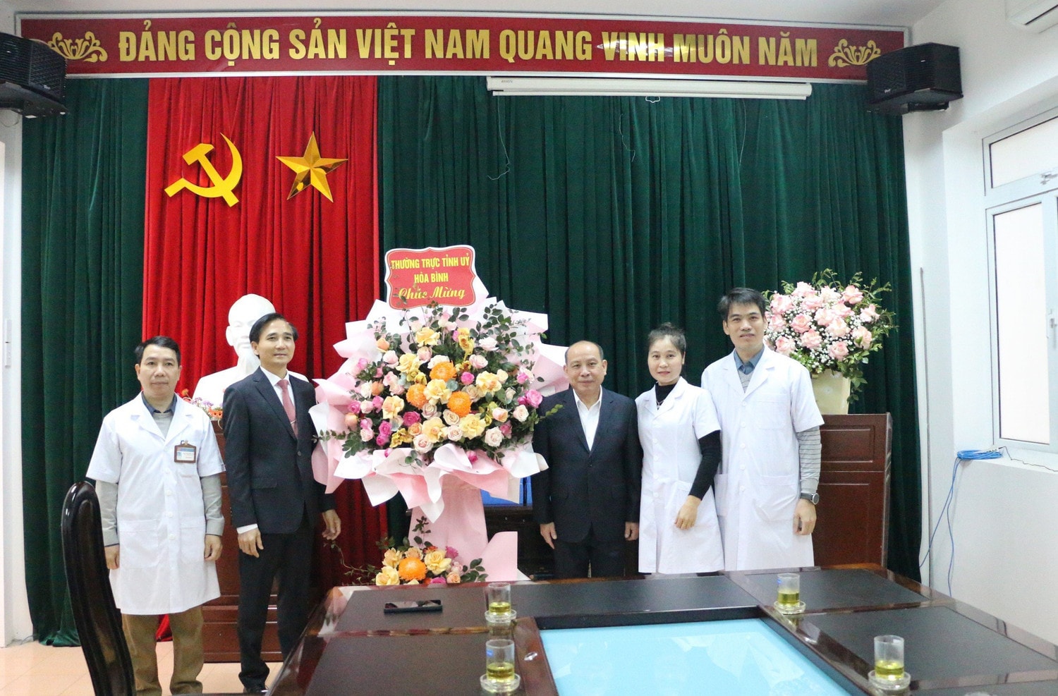 Phó Bí thư Thường trực Tỉnh uỷ, Chủ tịch HĐND tỉnh Bùi Đức Hinh tặng hoa chúc mừng Ban Bảo vệ, chăm sóc sức khỏe cán bộ tỉnh. Ảnh L. Huệ Hòa Bình: Ban Bảo vệ, chăm sóc sức khoẻ cán bộ tỉnh cần tiếp tục nâng cao chất lượng khám chữa bệnh -0