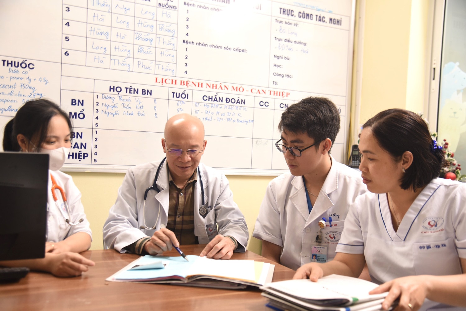 TS.BS Hoàng Văn cùng các đồng nghiệp tại Bệnh viện Tim Hà Nội (Ảnh: Nguyễn Liên) Phó Giám đốc Bệnh viện Tim Hà Nội: “Nghề bác sĩ tim mạch vất vả, nhưng vinh quang” -0