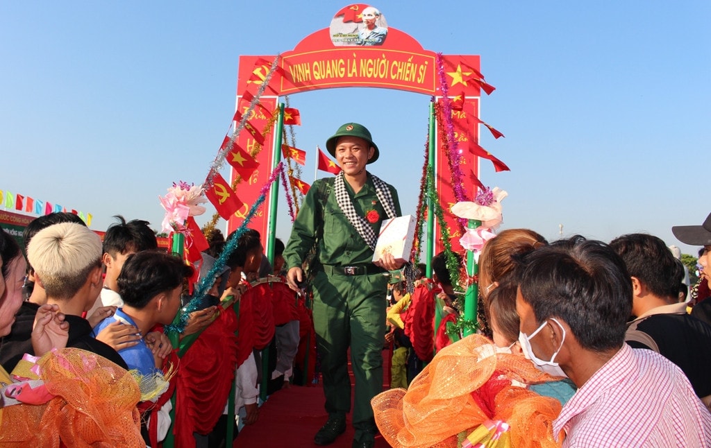 Sáng ngày 27.2, hàng nghìn thanh niên miền Tây hăng hái lên đường thực hiện nghĩa vụ quân sự ĐBSCL: Hàng nghìn thanh niên miền Tây hăng hái lên đường thực hiện nghĩa vụ quân sự