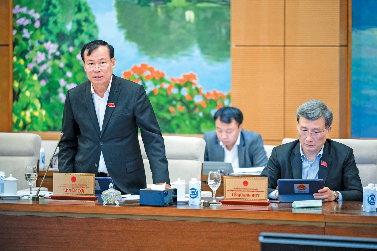 Chủ nhiệm Ủy ban Quốc phòng và An ninh Lê Tấn Tới phát biểu