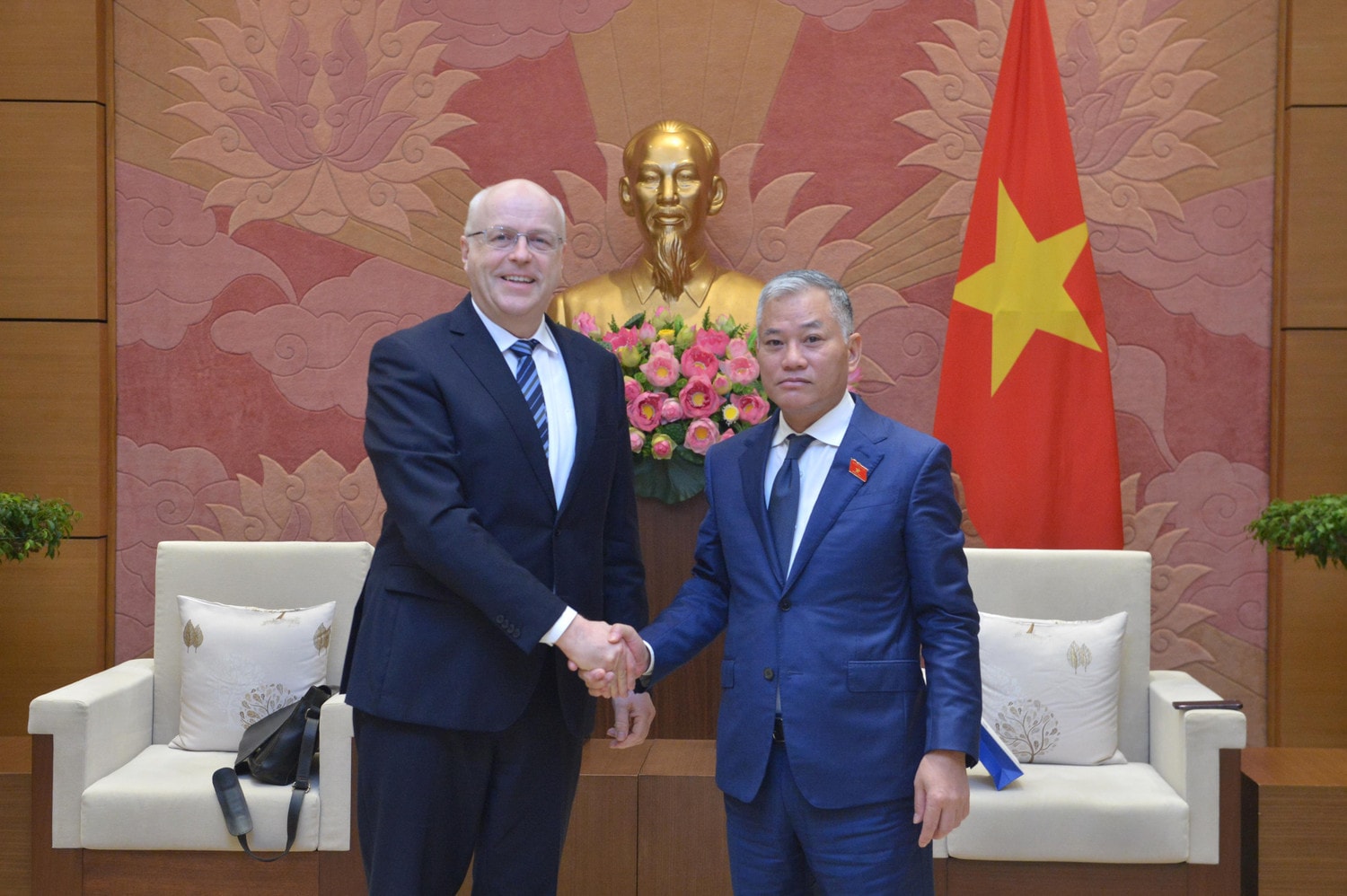 Phó Chủ nhiệm Ủy ban Đối ngoại Đôn Tuấn Phong tiếp Đại sứ Phần Lan tại Việt Nam