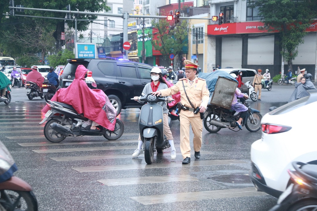 Tăng cường tuyên truyền, xử lý vi phạm trật tự an toàn giao thông liên quan đến học sinh, sinh viên -0