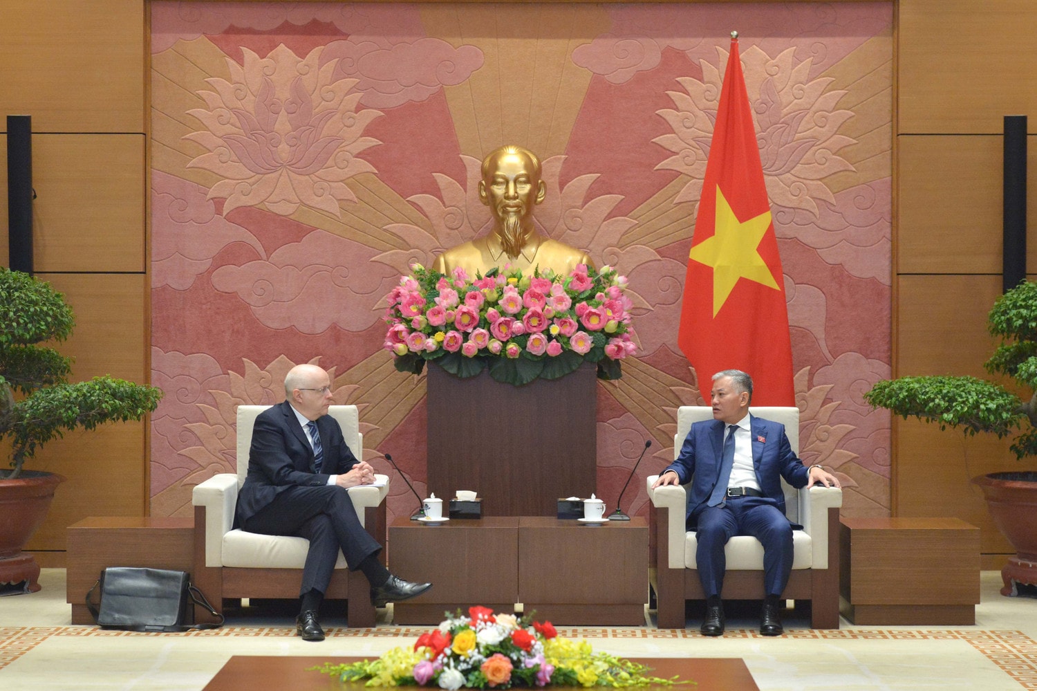 Phó Chủ nhiệm Ủy ban Đối ngoại Đôn Tuấn Phong tiếp Đại sứ Phần Lan tại Việt Nam