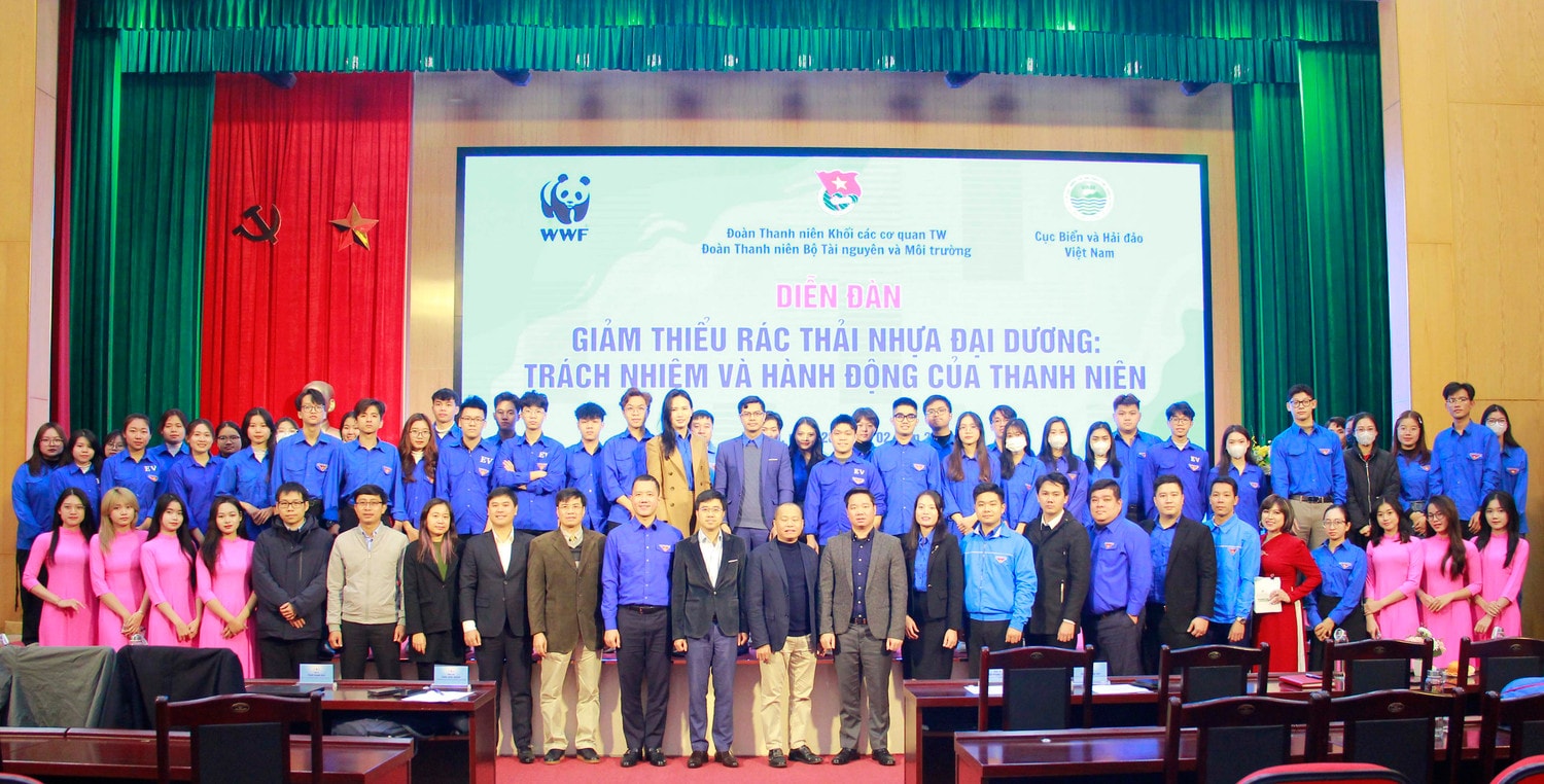 Các đại biểu dự diễn đàn cùng đoàn thanh niên Bộ Tài nguyên và Môi trường Chung tay giảm thiểu rác thải nhựa -0