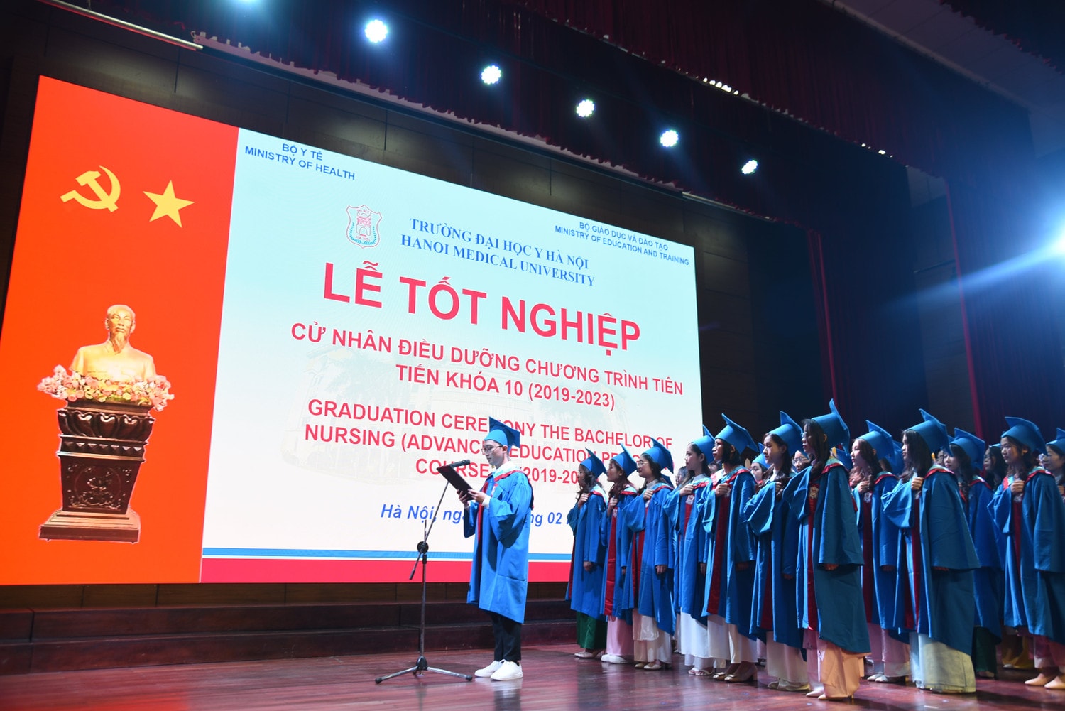 30 sinh viên Khóa 10, chương trình đào tạo tiên tiến ngành Điều dưỡng của Trường Đại học Y Hà Nội cùng thực hiện nghi lễ tuyên thệ Lời thề nghề nghiệp (Ảnh: Nguyễn Liên) Thêm 30 sinh viên tốt nghiệp từ chương trình tạo nên thương hiệu lớn trong đào tạo của Trường ĐH Y Hà Nội -0