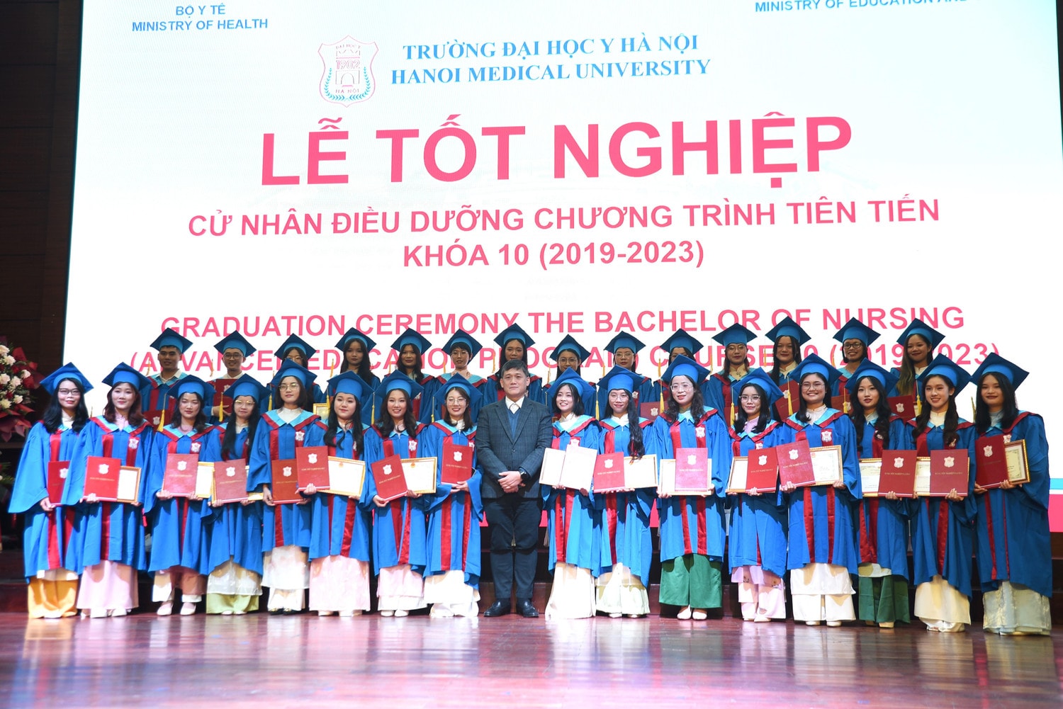 (Ảnh: Hữu Linh - Nguyễn Liên) Thêm 30 sinh viên tốt nghiệp từ chương trình tạo nên thương hiệu lớn trong đào tạo của Trường ĐH Y Hà Nội -0