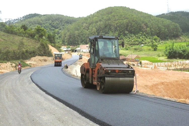 Nhiều đơn vị có năng lực hạn chế vẫn tham dự các gói thầu, dẫn đến trong quá trình thi công không bố trí đủ nhân sự, ảnh hưởng đến tiến độ thực hiện dự án. (Ảnh minh họa)