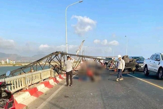 Hiện trường vụ cần cẩu đè chết người tại cầu Cửa Lấp. (Ảnh A.X)