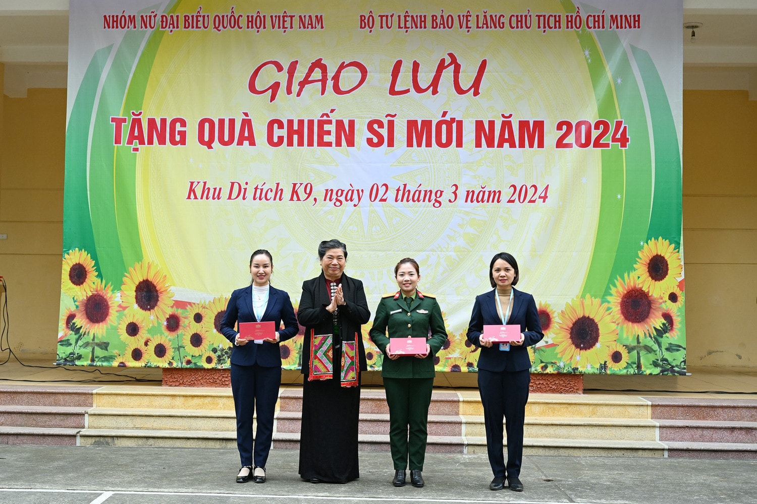Nguyên Phó Chủ tịch Thường trực Quốc hội Tòng Thị Phóng tặng quà cho các nữ cán bộ, quân nhân tại Khu di tích K9
