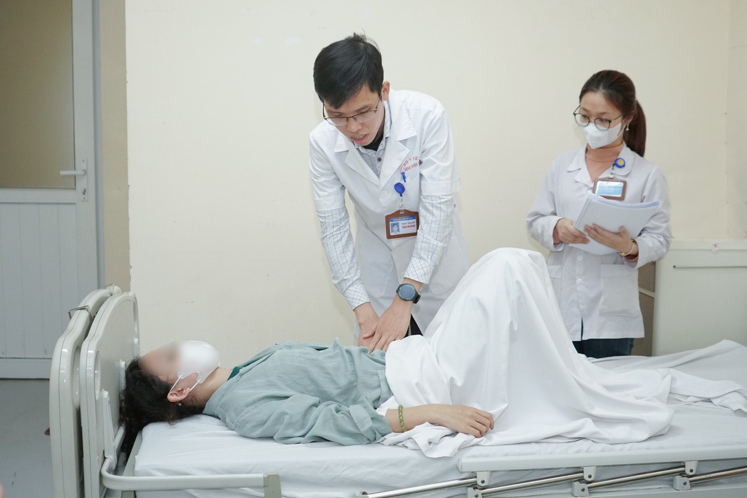 Bị áp xe ruột thừa trong ổ bụng, người phụ nữ suýt vỡ ruột -0