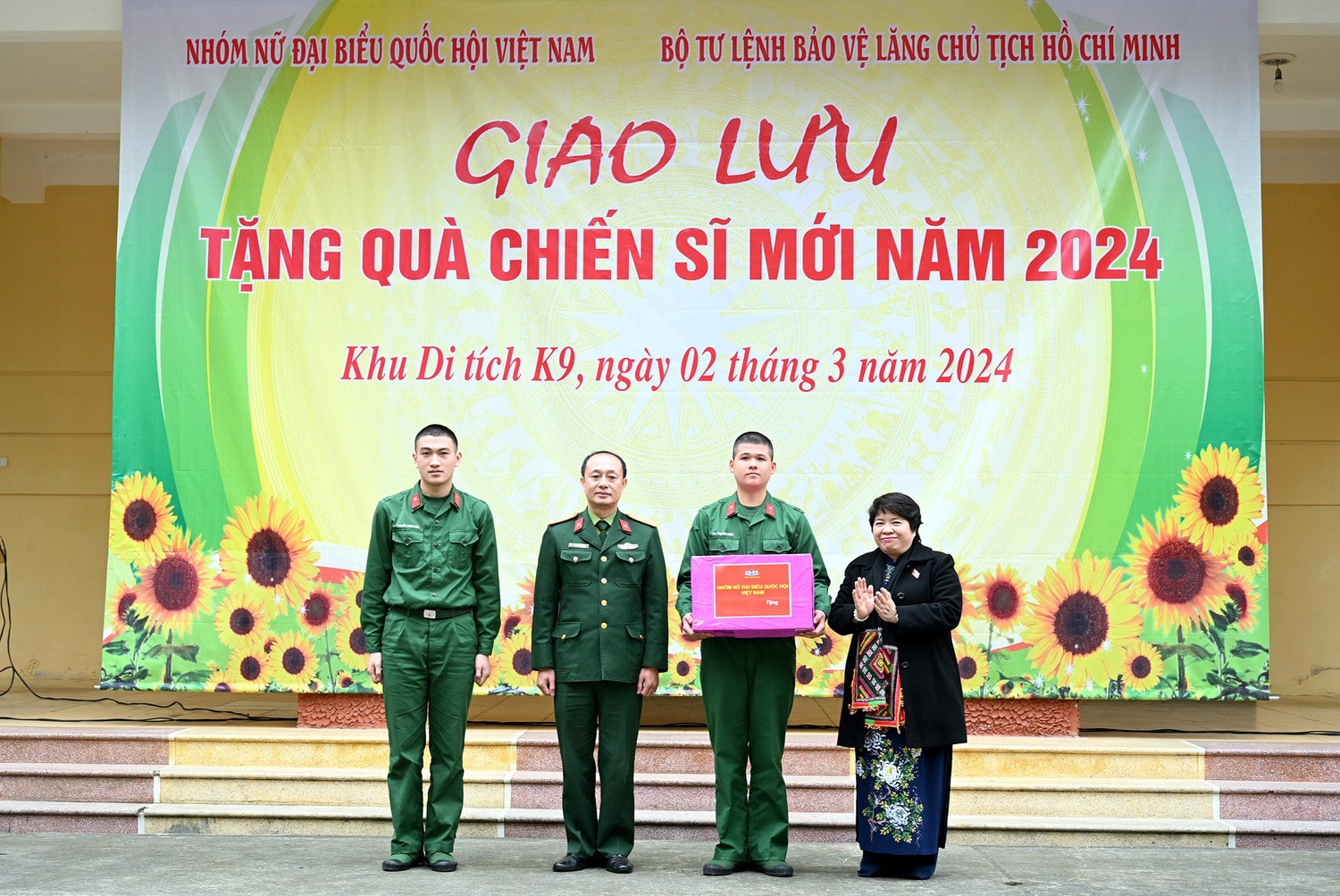 Chủ tịch Nhóm nữ đại biểu Quốc hội Việt Nam Nguyễn Thúy Anh tặng quà cho các chiến sĩ mới năm 2024 tại Khu di tích K9