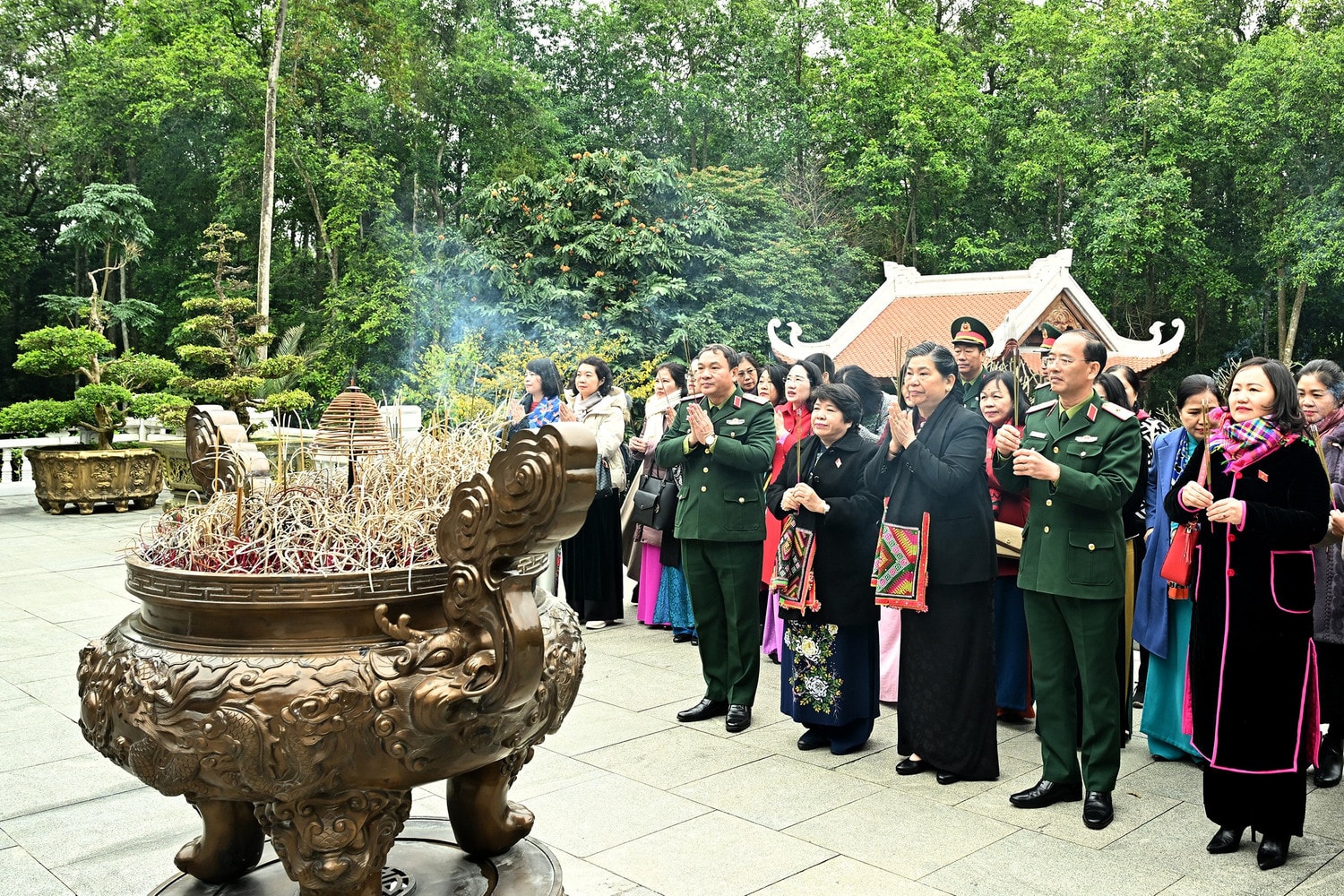 Nguyên Phó Chủ tịch Thường trực Quốc hội Tòng Thị Phóng và Nhóm nữ đại biểu Quốc hội Việt Nam dâng hương, dâng hoa tưởng nhớ Chủ tịch Hồ Chí Minh tại Khu di tích K9