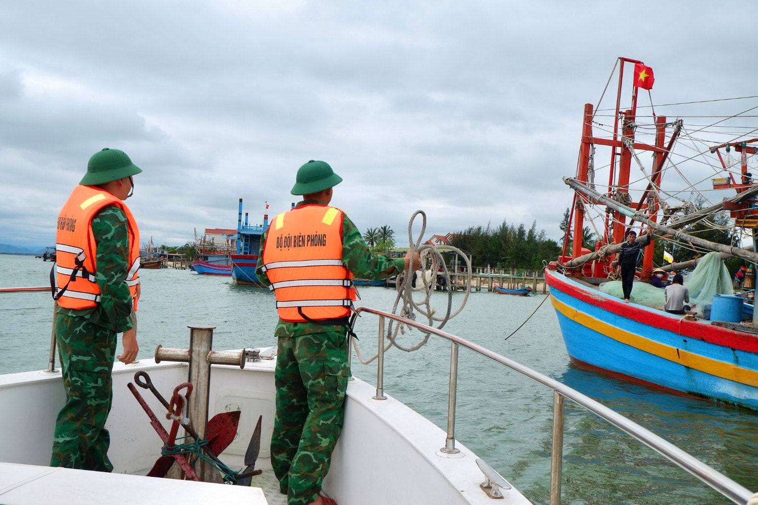 Người lính mang quân hàm xanh nơi đầu sóng ngọn gió -0