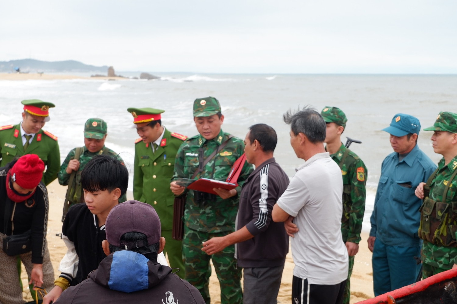 Phối hợp tuyên truyền, nhắc nhở bà con khai thác thủy sản đúng quy định. Ảnh: Khánh Trinh Người lính