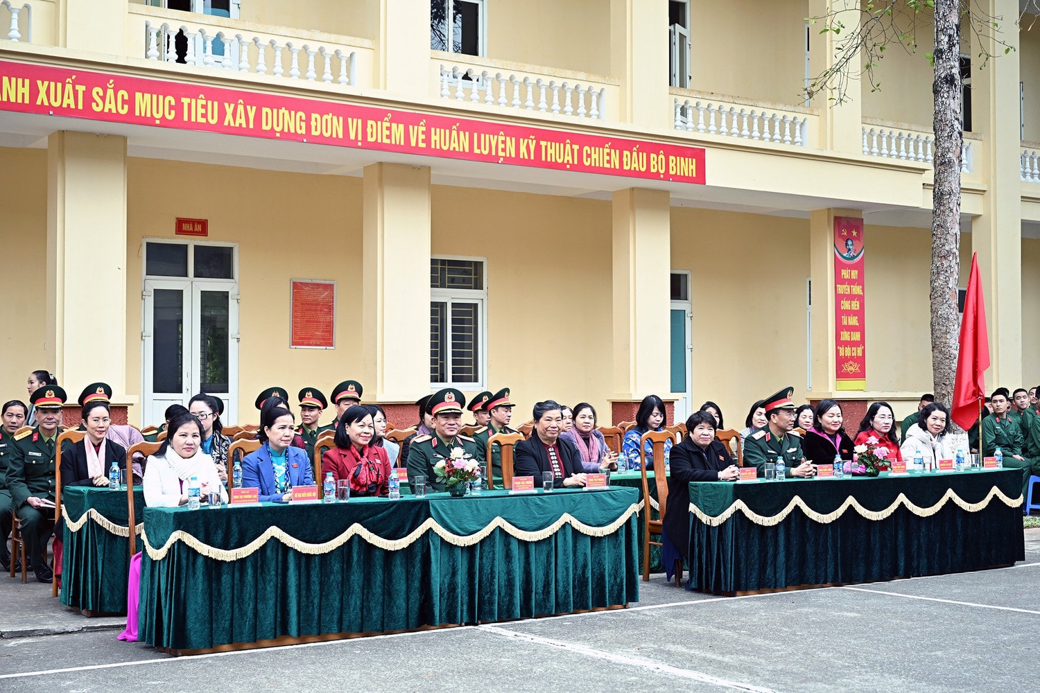 Nguyên Phó Chủ tịch Thường trực Quốc hội Tòng Thị Phóng và Nhóm nữ đại biểu Quốc hội Việt Nam gặp mặt các chiến sĩ mới năm 2024 tại Khu di tích K9