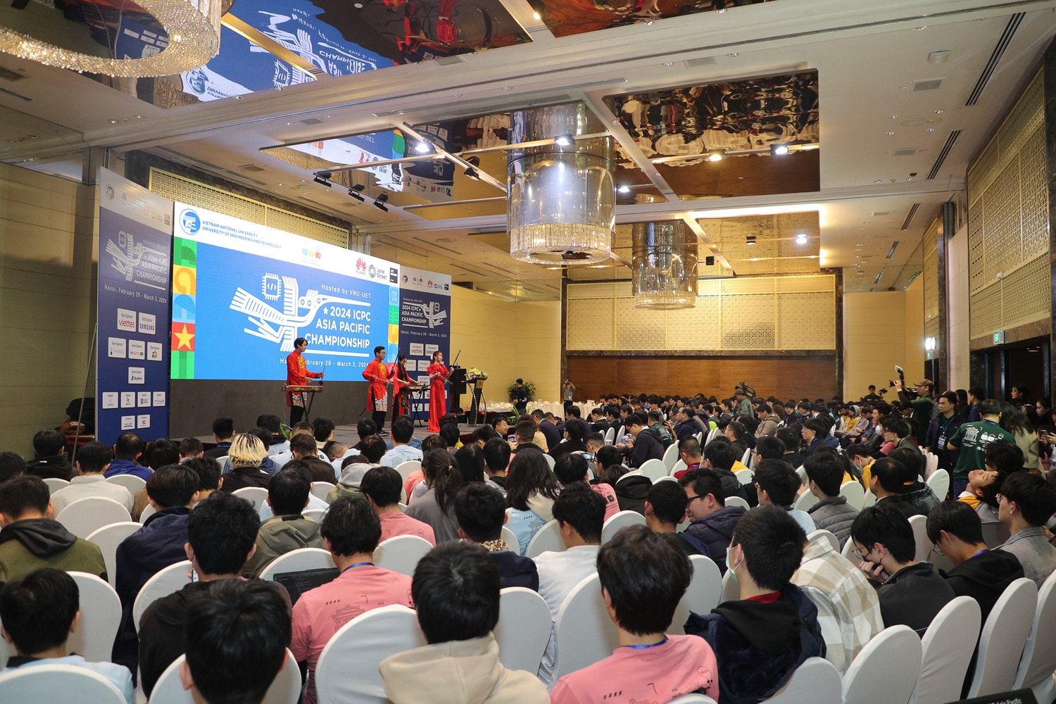 Sinh viên Trường ĐH Công nghệ giành Huy chương Bạc kỳ thi Lập trình sinh viên quốc tế ICPC Châu Á - Thái Bình Dương 2024 -0