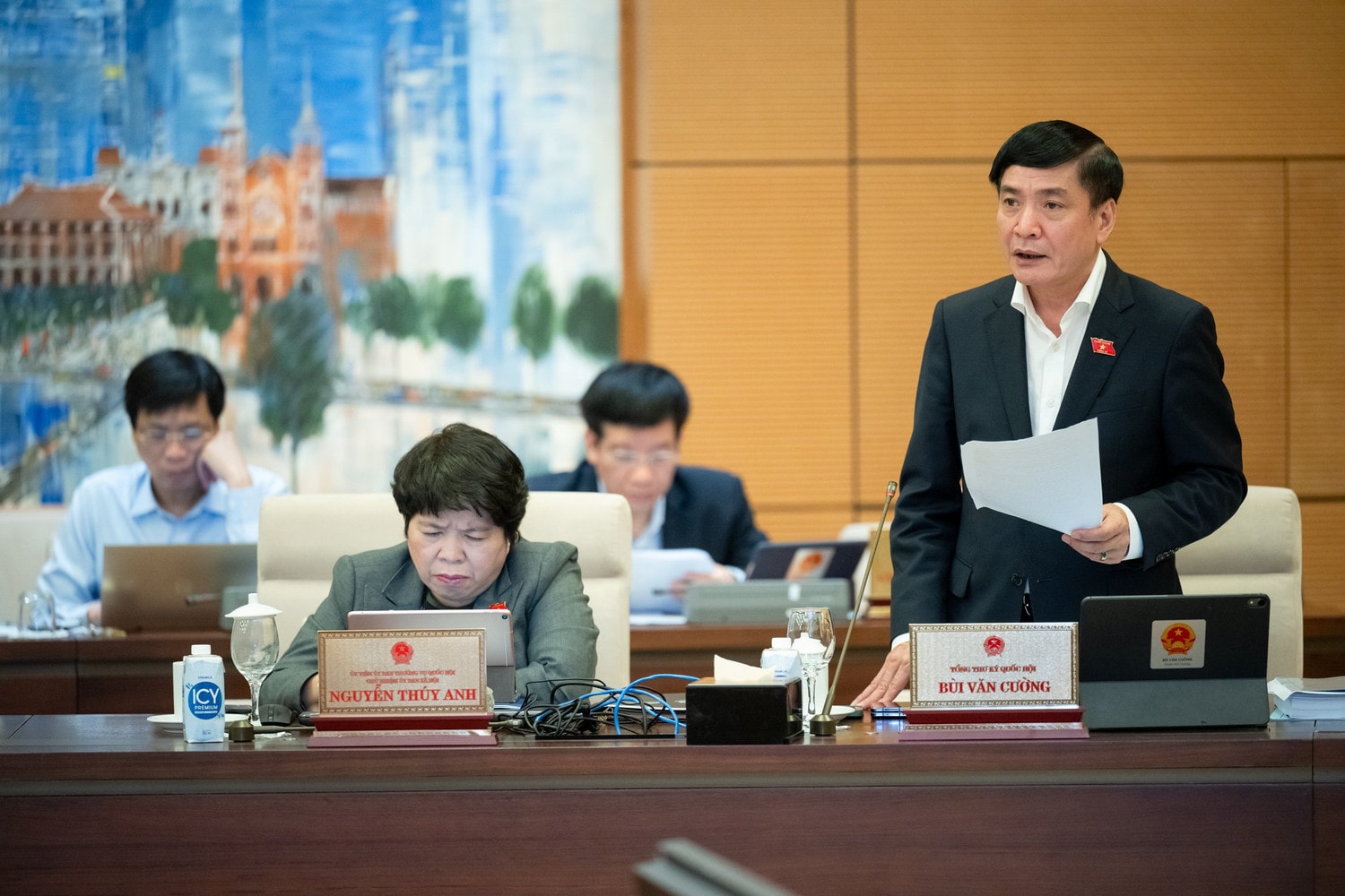 Tổng Thư ký Quốc hội, Chủ nhiệm Văn phòng Quốc hội Bùi Văn Cường đề nghị chỉ quy định một phương án về nội dung này.này