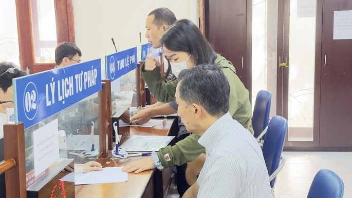 Năm 2023, Sở Tư pháp Hà Nội đã tiếp nhận đề nghị cấp phiếu lý lịch tư pháp qua 3 hình thức trực tiếp, bưu chính và trực tuyến với 101.688 hồ sơ. Ảnh: ITN