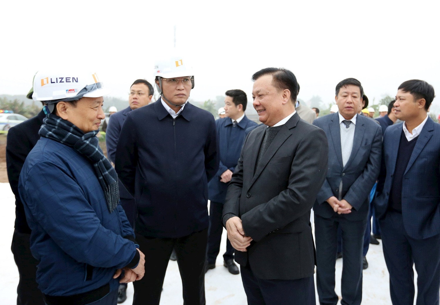 Bí thư Thành ủy Hà Nội Đinh Tiến Dũng trao đổi với lãnh đạo các đơn vị thi công Dự án đường Vành đai 4 – Vùng Thủ đô. Ảnh: ITN