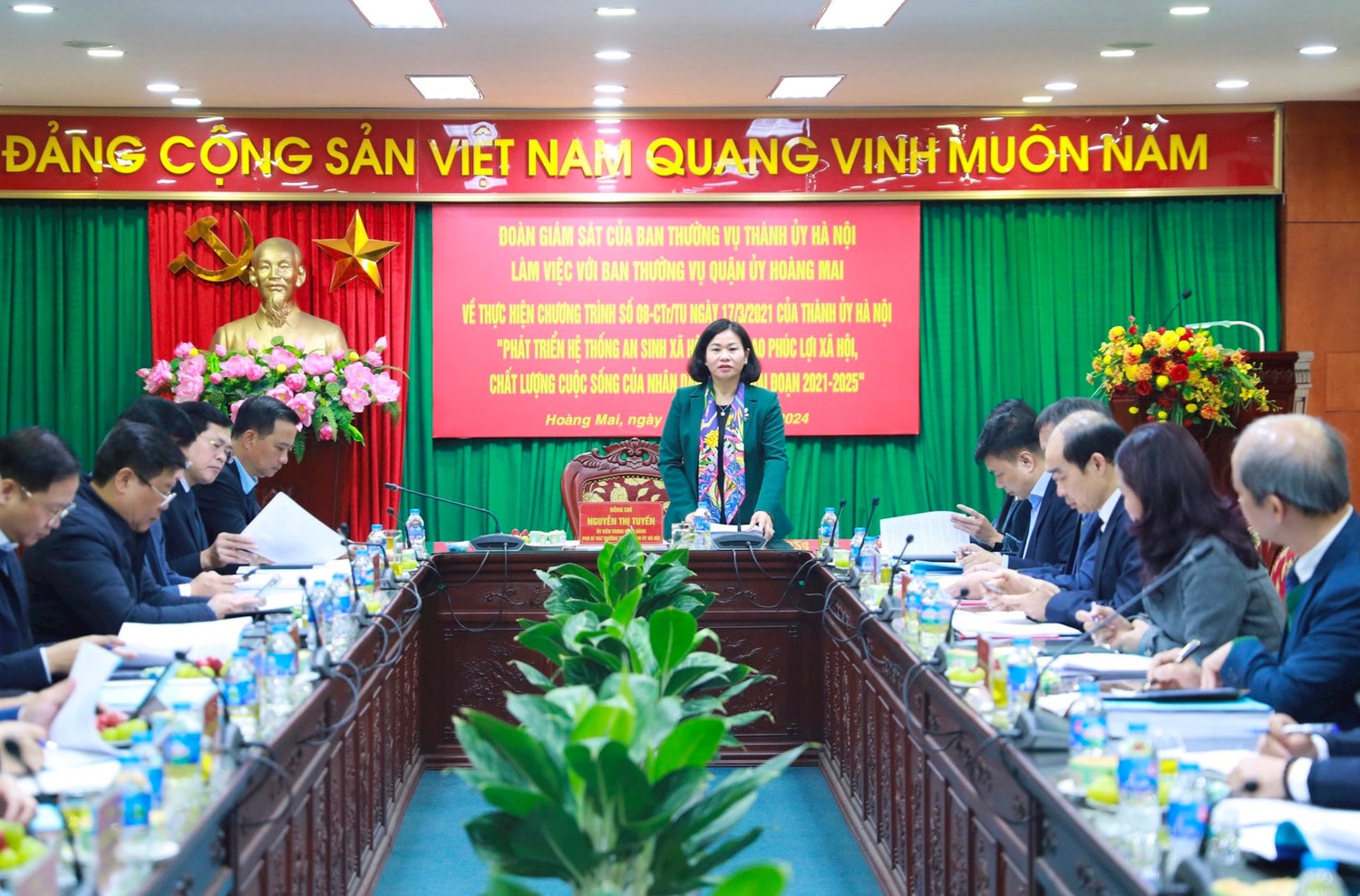 Phó Bí thư Thường trực Nguyễn Thị Tuyến Trưởng đoàn giám sát công tác lãnh đạo, chỉ đạo và tổ chức thực hiện Chương trình số 08-CTr/TU của Thành ủy Hà Nội tại buổi làm việc với quận ủy Hoàng Mai. Ảnh: ITN