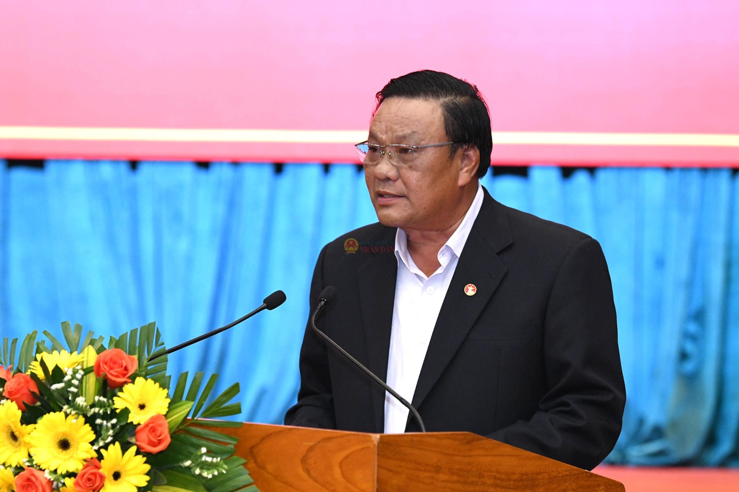 Phó Bí thư Thường trực Tỉnh ủy, Trưởng Đoàn đại biểu Quốc hội tỉnh Bình Định Lê Kim Toàn báo cáo tình hình thực hiện nhiệm vụ năm 2023, nhiệm vụ trọng tâm năm 2024 và các năm tới tại cuộc làm việc. Ảnh: Lâm Hiển Chủ tịch Quốc hội Vương Đình Huệ làm việc với Ban Thường vụ Tỉnh ủy Bình Định -0