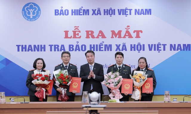 Tổng Giám đốc BHXH Việt Nam Nguyễn Thế Mạnh trao Quyết định bổ nhiệm và tặng hoa chúc mừng Ban lãnh đạo Thanh tra BHXH Việt Nam. Ảnh: BH