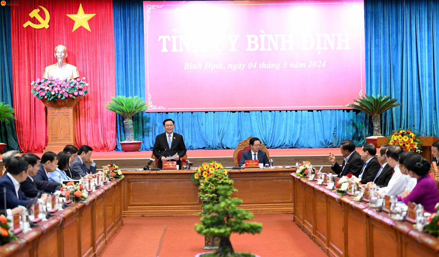 Chủ tịch Quốc hội Vương Đình Huệ và Đoàn công tác làm việc với Ban Thường vụ Tỉnh ủy Bình Định về tình hình thực hiện nhiệm vụ năm 2023, nhiệm vụ trọng tâm năm 2024 và các năm tiếp theo. Ảnh: Lâm Hiển Chủ tịch Quốc hội Vương Đình Huệ: Nêu cao