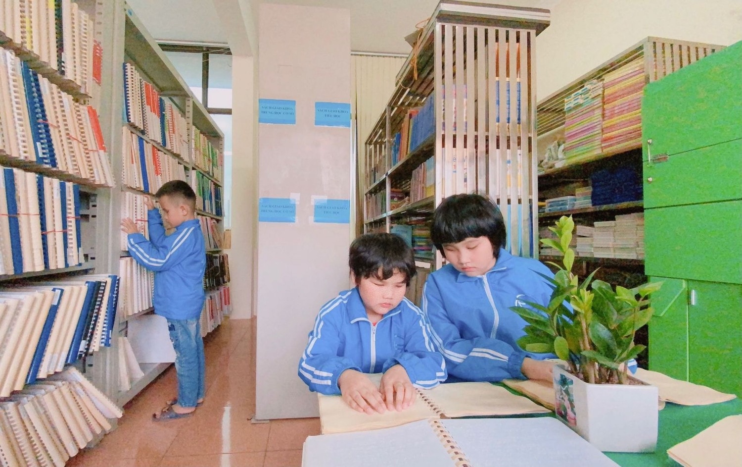 Học sinh khiếm thị đọc sách chữ nổi Braille. Nguồn ảnh: gdhtte.thainguyen.edu.vn