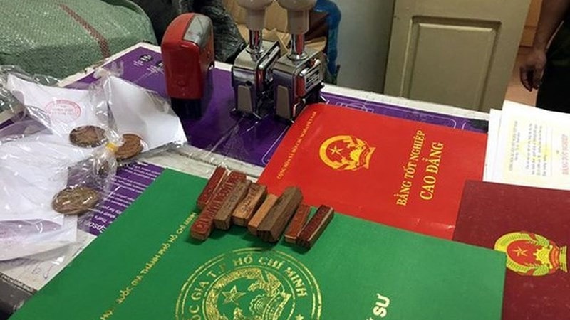 Môi giới làm bằng giả có bị truy cứu hình sự hay không? -0