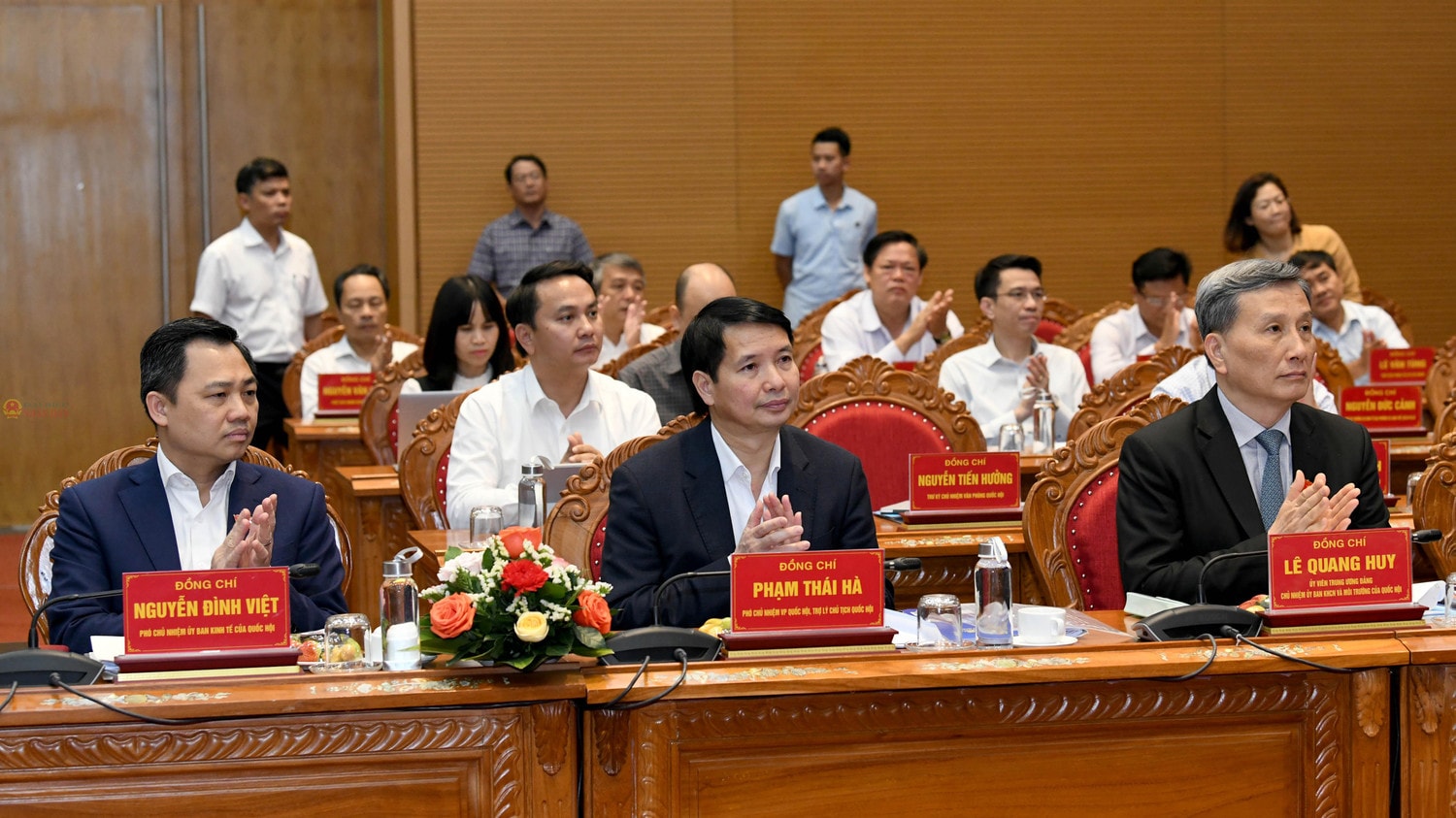 Các đại biểu dự cuộc làm việc. Ảnh: Lâm Hiển Chủ tịch Quốc hội Vương Đình Huệ làm việc với Ban Thường vụ Tỉnh ủy Bình Định -0