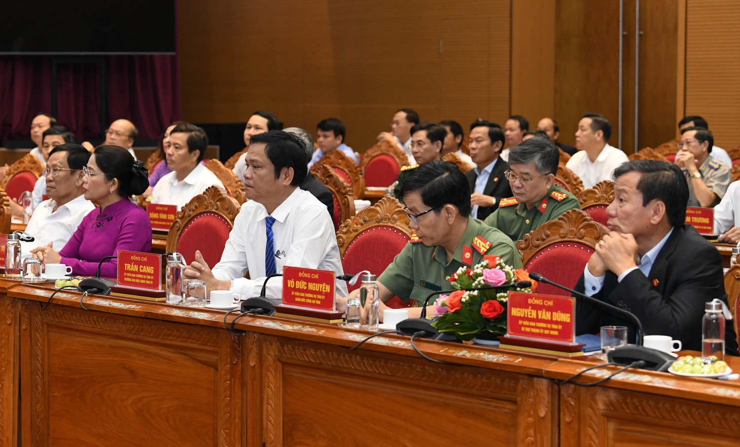 Các đại biểu dự cuộc làm việc. Ảnh: Lâm Hiển Chủ tịch Quốc hội Vương Đình Huệ làm việc với Ban Thường vụ Tỉnh ủy Bình Định -0