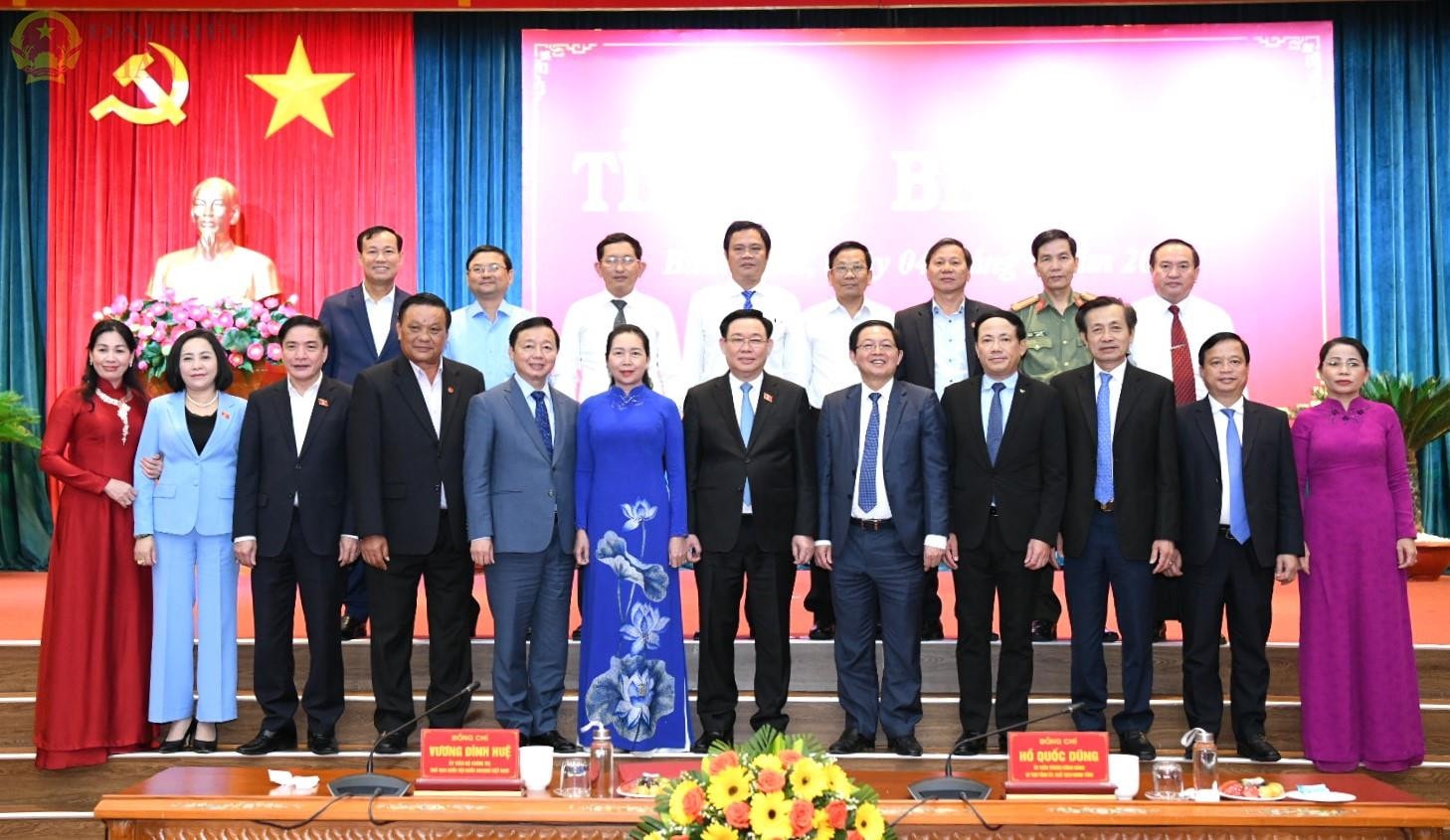Chủ tịch Quốc hội Vương Đình Huệ và các đại biểu chụp ảnh lưu niệm với Ban Thường vụ Tỉnh ủy Bình Định. Ảnh: Lâm Hiển Chủ tịch Quốc hội Vương Đình Huệ: Nêu cao