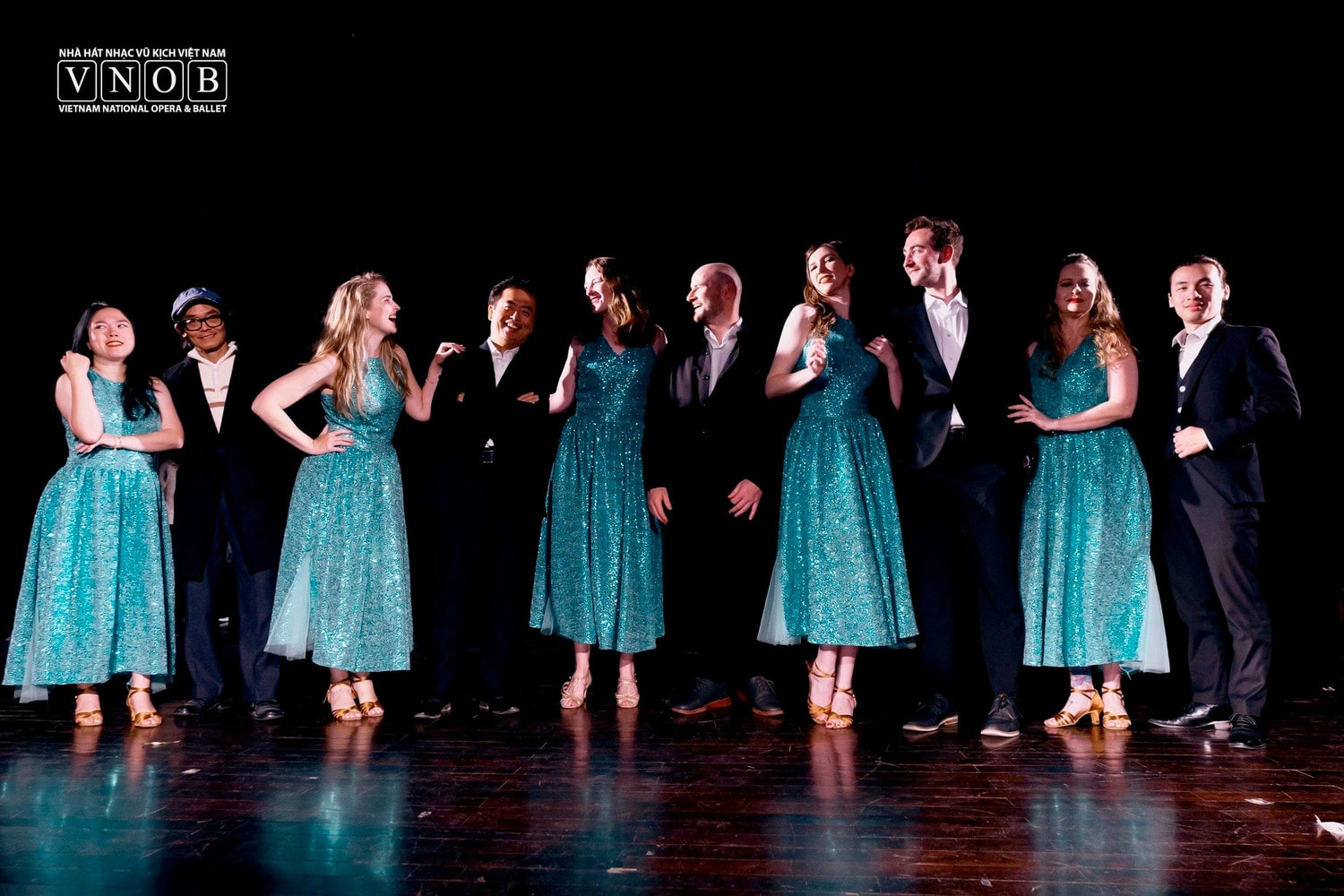Dàn hợp xướng quốc tế Hanoi Voices tiếp tục góp mặt trong vở opera. Ảnh: VNOB