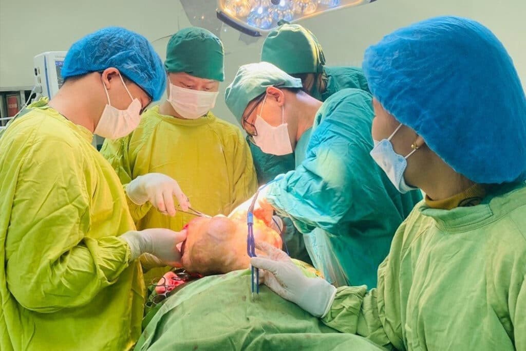 Bóc tách khối u 