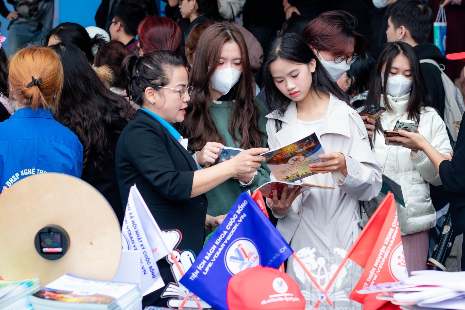 Hàng nghìn sinh viên hào hứng tham dự “Ngày hội việc làm” tại Trường Đại học Sư phạm Nghệ thuật Trung ương -0