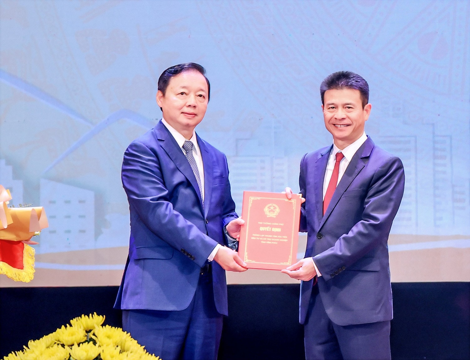 Phó Thủ tướng Chính phủ Trần Hồng Hà trao Quyết định thành lập Trung tâm Xúc tiến đầu tư và Hỗ trợ doanh nghiệp tỉnh Vĩnh Phúc Công bố Quy hoạch tỉnh thời kỳ 2021 - 2030, tầm nhìn đến năm 2050 -0