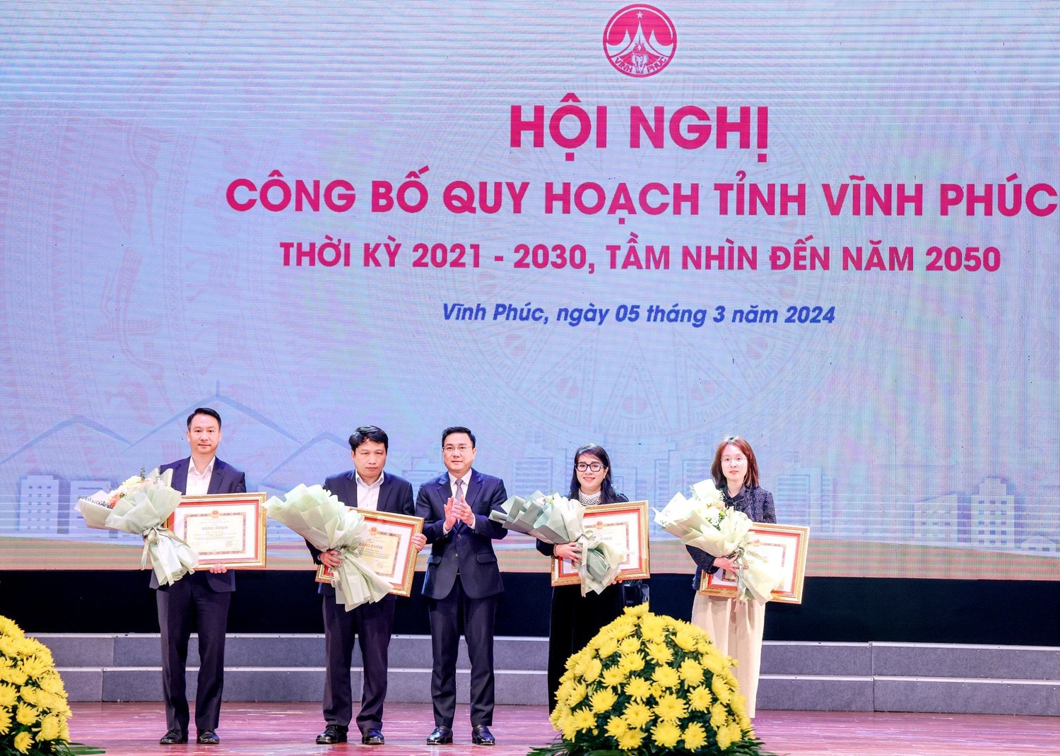 Phó Chủ tịch Thường trực UBND tỉnh Vũ Việt Văn trao Bằng khen của UBND tỉnh tặng các cá nhân tại các bộ, ngành trung ương có nhiều đóng góp trong việc hoàn thiện Quy hoạch tỉnh. Công bố Quy hoạch tỉnh thời kỳ 2021 - 2030, tầm nhìn đến năm 2050 -0