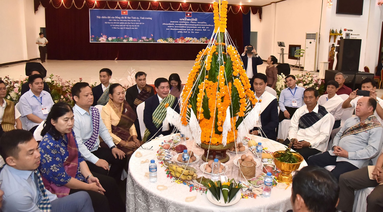 Tổng Thư ký Quốc hội, Chủ nhiệm Văn phòng Quốc hội Bùi Văn Cường dự Lễ buộc chỉ cổ tay cầu may nhân dịp Tết cổ truyền Bunpimay của Lào -0