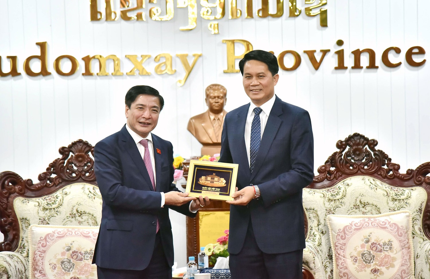 Tổng Thư ký Quốc hội, Chủ nhiệm Văn phòng Quốc hội Bùi Văn Cường gặp Bí thư Tỉnh ủy, Chủ tịch tỉnh Oudomxay, Lào -0