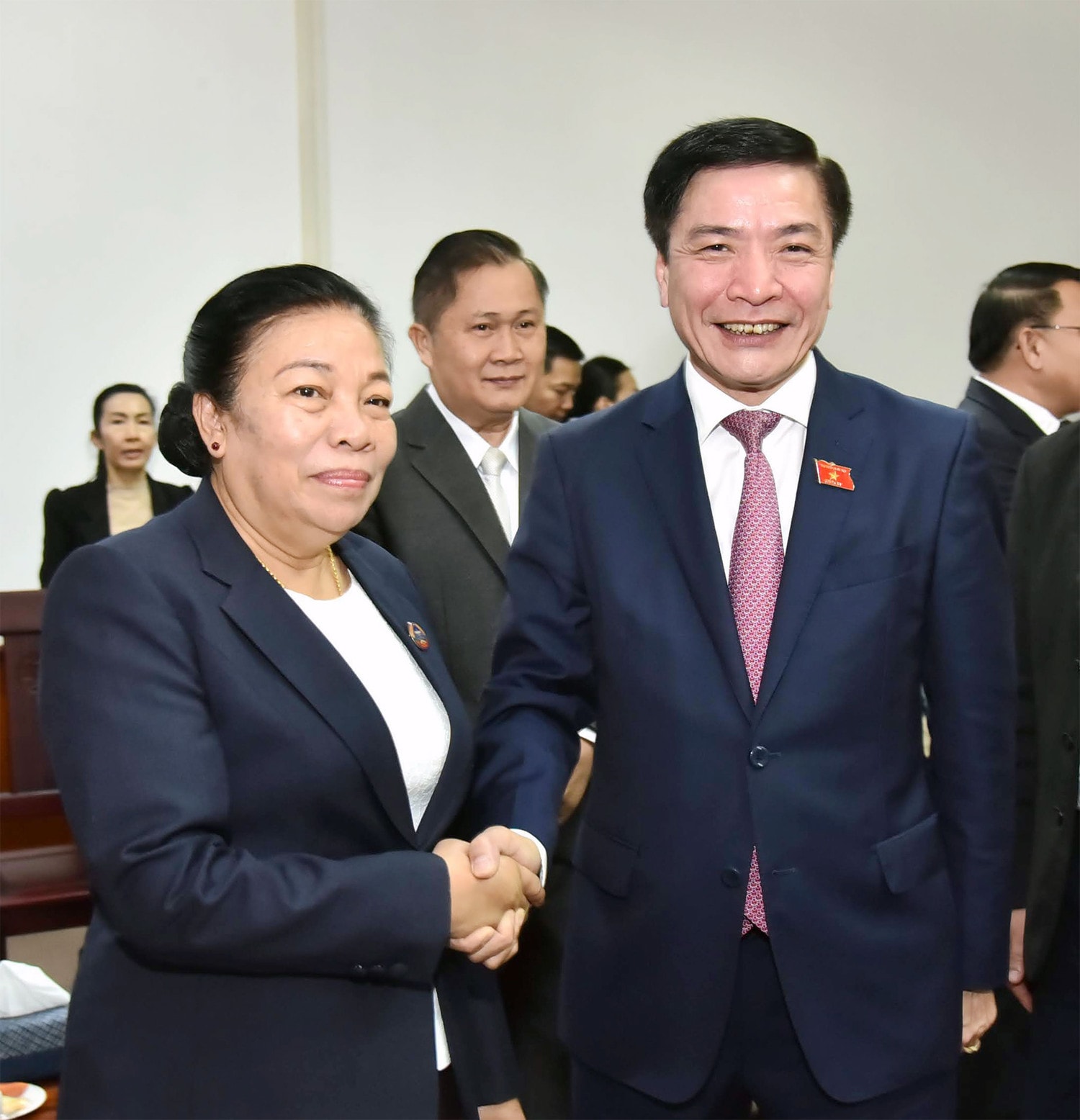 Tổng Thư ký Quốc hội, Chủ nhiệm Văn phòng Quốc hội Bùi Văn Cường chào xã giao Phó Chủ tịch Quốc hội Lào Sounthone Xayachak -0
