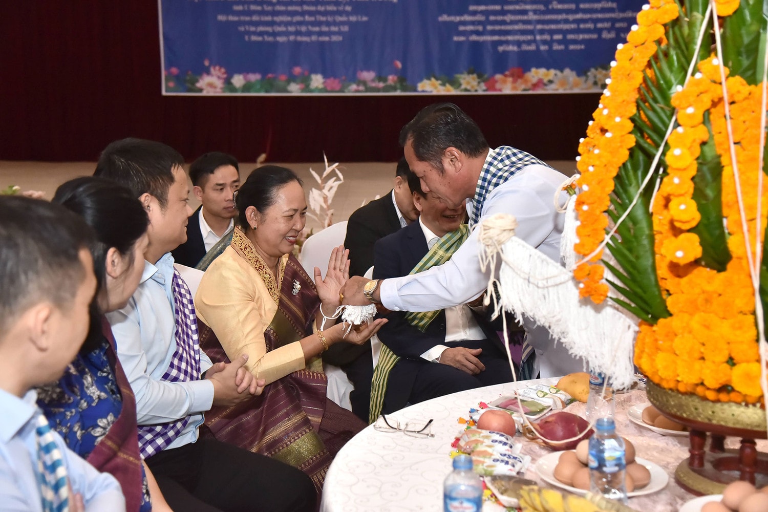 Tổng Thư ký Quốc hội, Chủ nhiệm Văn phòng Quốc hội Bùi Văn Cường dự Lễ buộc chỉ cổ tay cầu may nhân dịp Tết cổ truyền Bunpimay của Lào -0