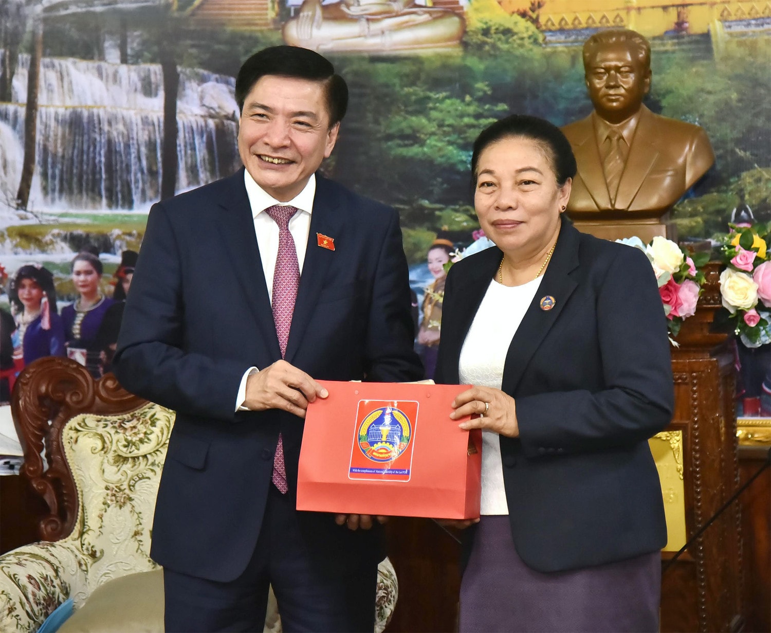 Tổng Thư ký Quốc hội, Chủ nhiệm Văn phòng Quốc hội Bùi Văn Cường chào xã giao Phó Chủ tịch Quốc hội Lào Sounthone Xayachak -0