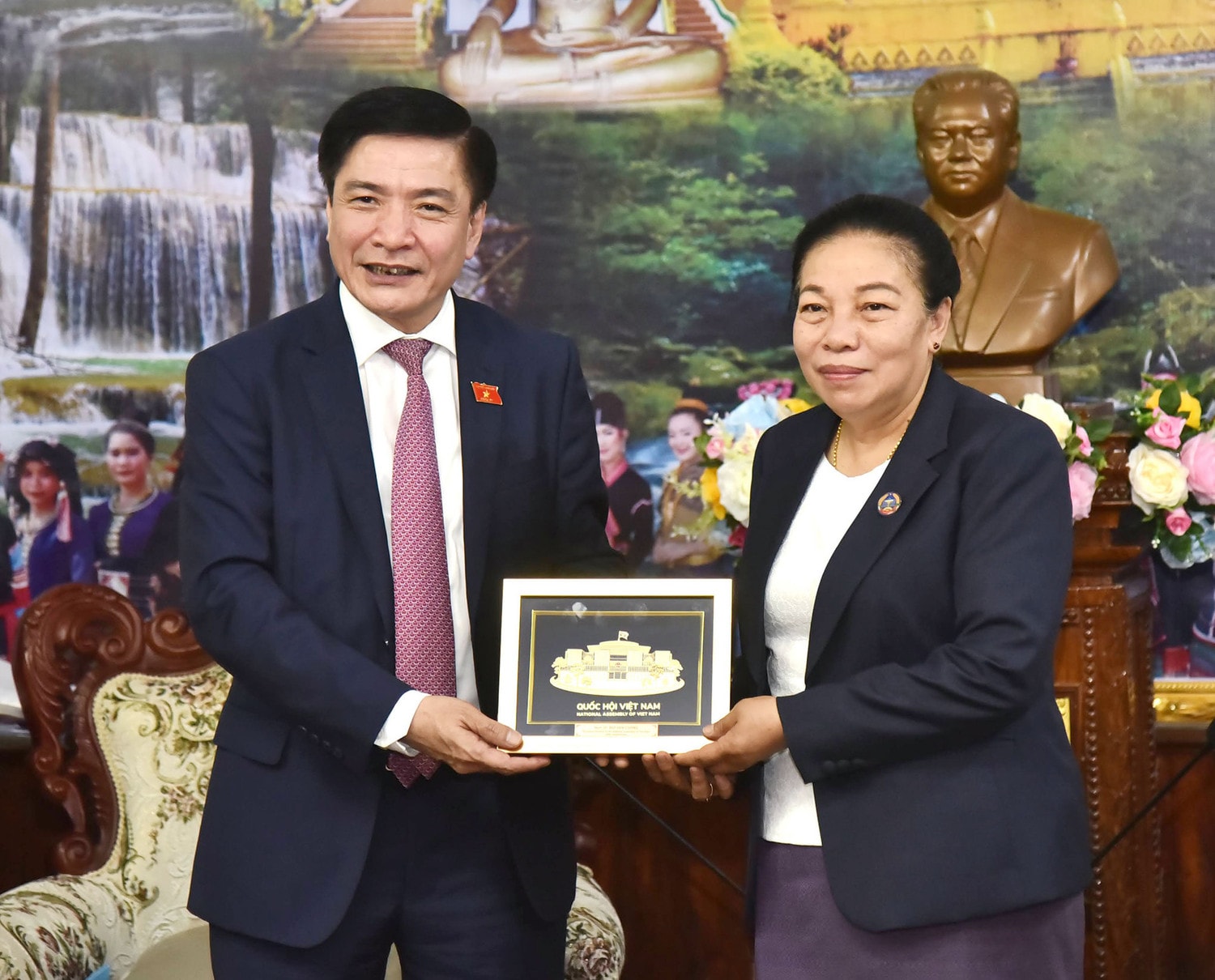 Tổng Thư ký Quốc hội, Chủ nhiệm Văn phòng Quốc hội Bùi Văn Cường chào xã giao Phó Chủ tịch Quốc hội Lào Sounthone Xayachak -0