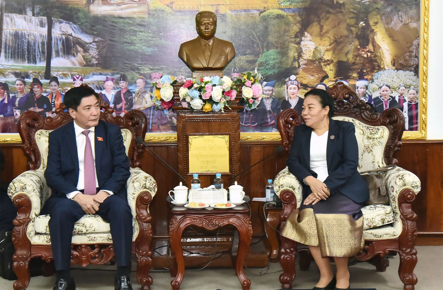 Tổng Thư ký Quốc hội, Chủ nhiệm Văn phòng Quốc hội Bùi Văn Cường chào xã giao Phó Chủ tịch Quốc hội Lào Sounthone Xayachak -0