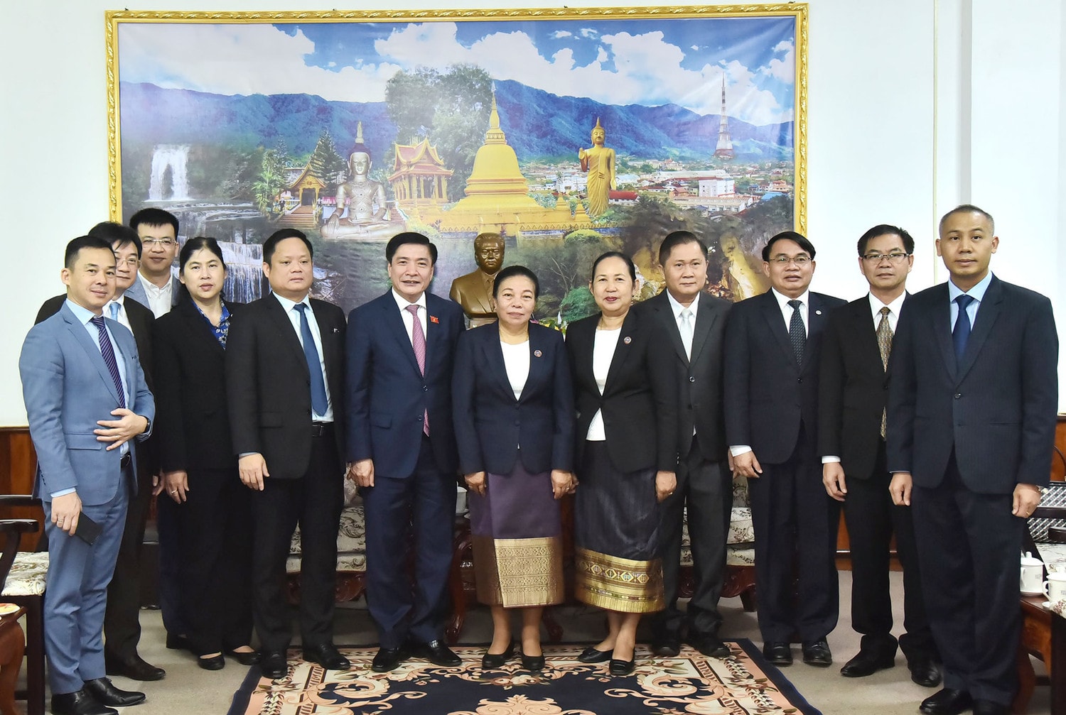 Tổng Thư ký Quốc hội, Chủ nhiệm Văn phòng Quốc hội Bùi Văn Cường chào xã giao Phó Chủ tịch Quốc hội Lào Sounthone Xayachak -0