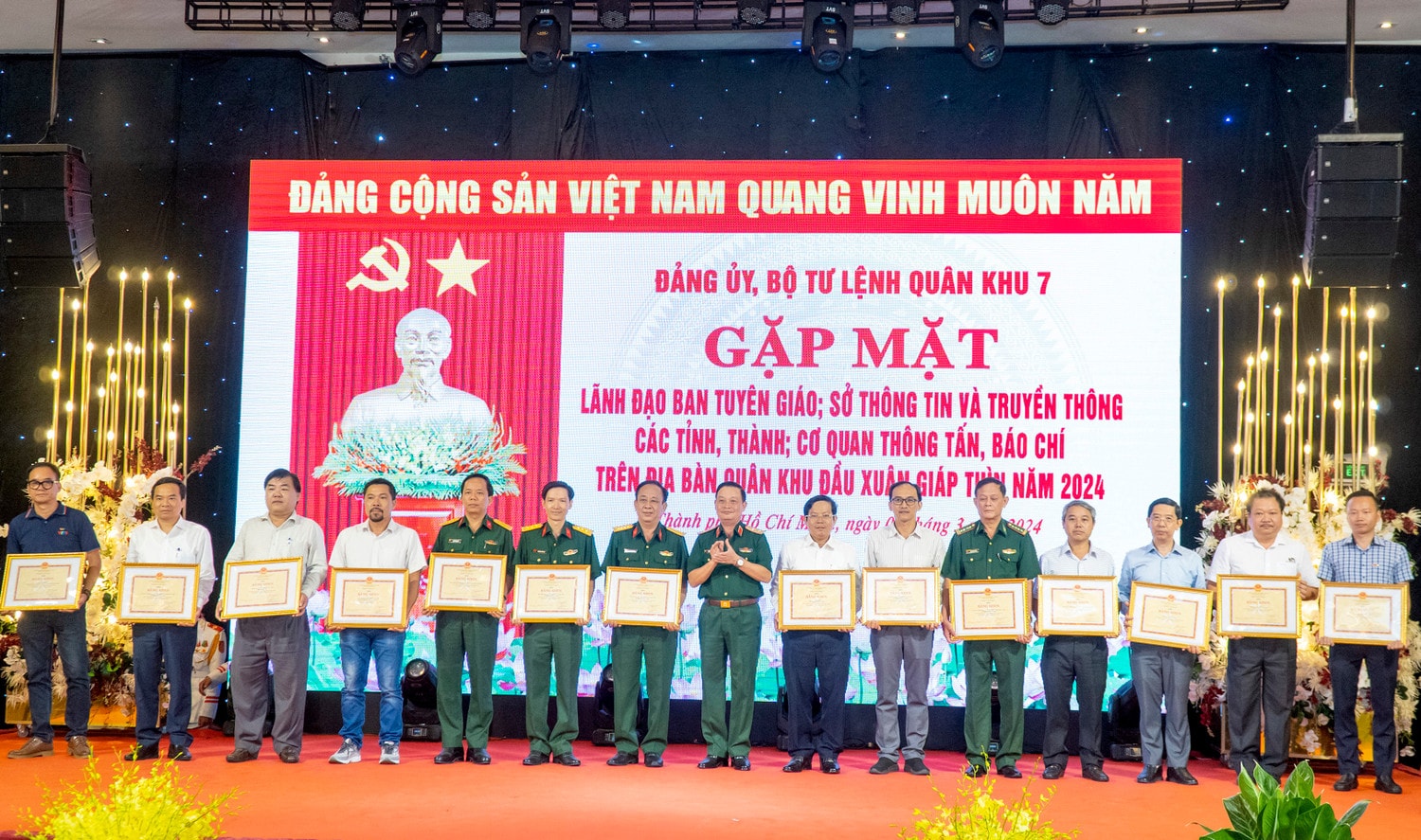 Bộ Tư lệnh Quân khu 7 tặng Bằng khen cho tập thể, cá nhân có thành tích xuất sắc trong phối hợp tuyên truyền hoạt động của lực lượng vũ trang Quân khu năm 2023