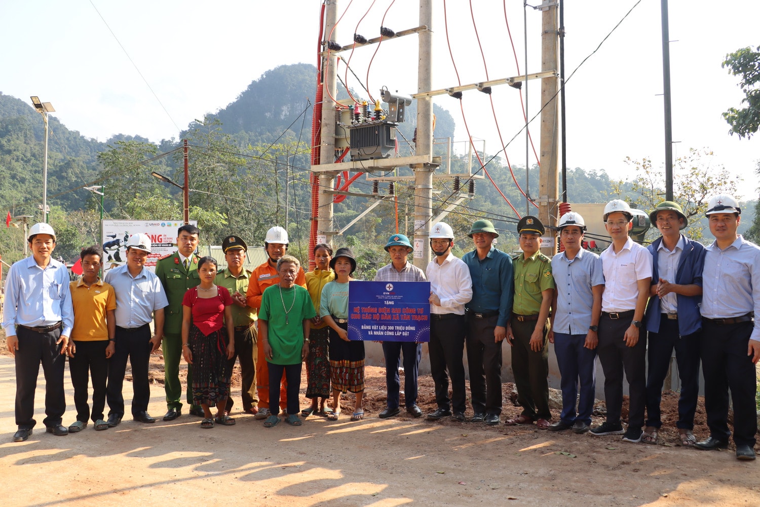 Ngành điện hỗ trợ 300 triệu đồng đầu tư hệ thống điện sau công tơ, lắp đặt thiết bị trong nhà cho người dân xã Tân Trạch