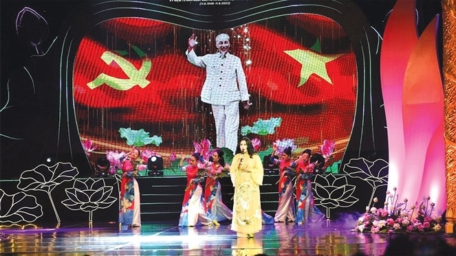 Ca sĩ Thanh Lam biểu diễn trong chương trình Vinh quang Tổ quốc Việt Nam 2023 của Báo Đại biểu Nhân dân - Ảnh: Quang Khánh