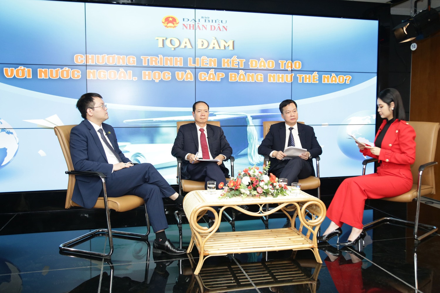 PGS.TS Nguyễn Anh Dũng cùng các khách mời tham dự chương trình Tọa đàm "Chương trình liên kết đào tạo với nước ngoài: Học và cấp bằng như thế nào?" do Báo Đại biểu Nhân dân tổ chức (Ảnh: Xuân Tùng) Hoàn thiện hành lang pháp lý, nâng cao chất lượng các chương trình liên kết đào tạo quốc tế -0