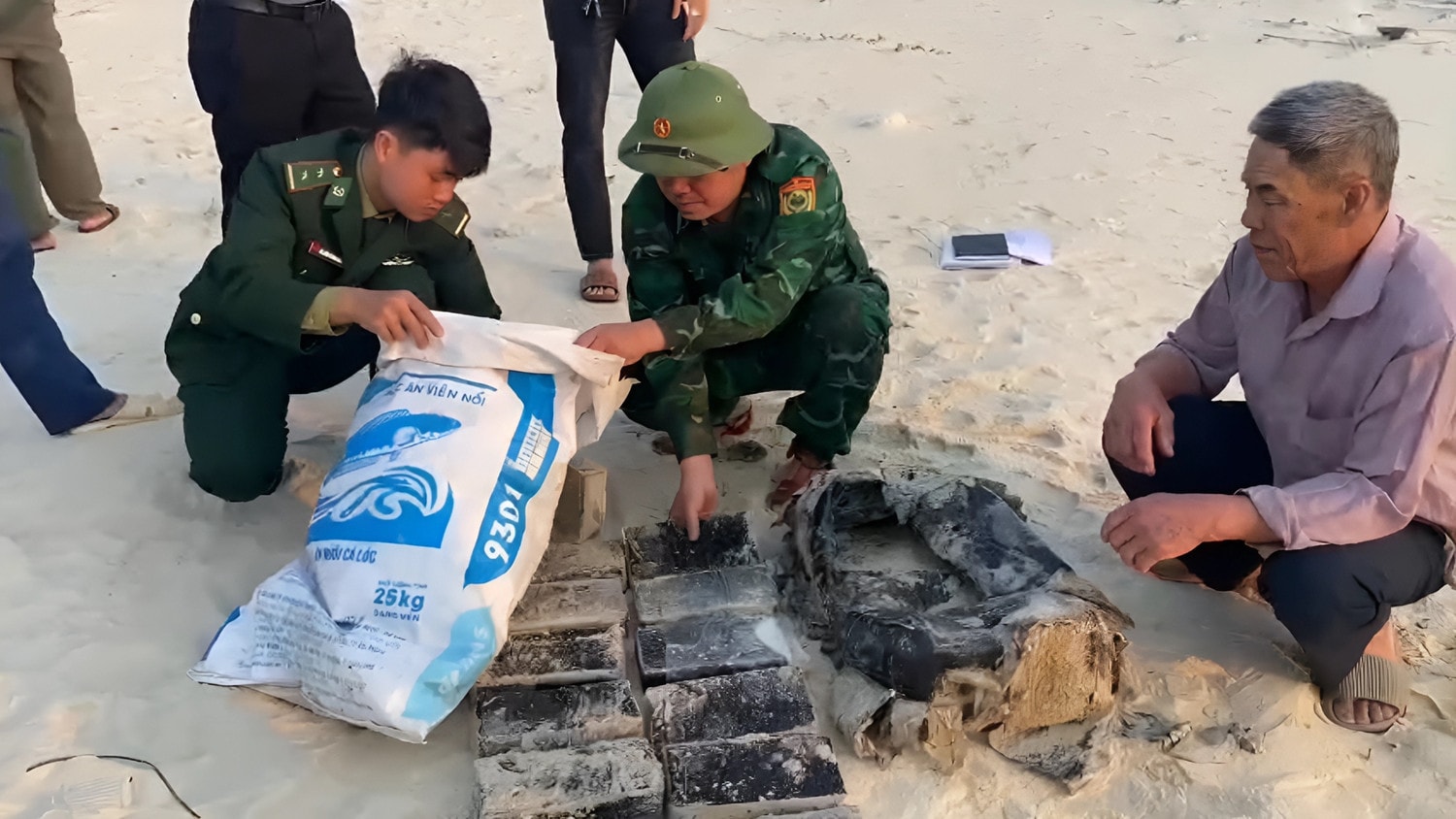 Quảng Bình: Phát hiện bao tải hơn 20kg nghi là ma túy trôi dạt vào bờ biển -0